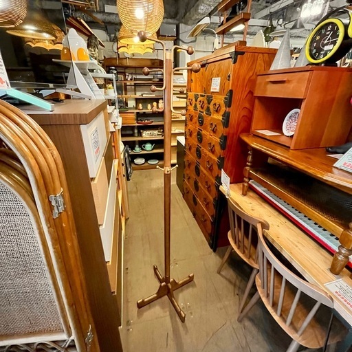 《売約済》【武蔵小山店】 カリモク コートハンガー 木製 モダン モダンデザイン ハンガースタンド 衣類掛け 服掛け 帽子掛け バッグ収納 おしゃれ 北欧風 シンプル 高級家具 国産家具 中古家具 karimoku ヴィンテージ家具 インテリア 玄関収納 リビング収納 ハンガーラック ポールハンガー