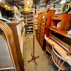 【武蔵小山店】 カリモク コートハンガー 木製 モダン モダンデザイン ハンガースタンド 衣類掛け 服掛け 帽子掛け バッグ収納 おしゃれ 北欧風 シンプル 高級家具 国産家具 中古家具 karimoku ヴィンテージ家具 インテリア 玄関収納 リビング収納 ハンガーラック ポールハンガーの画像