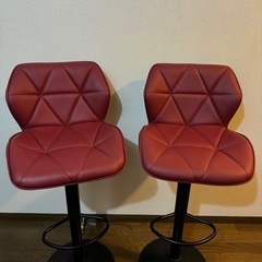 赤い椅子とカウンターテーブルの画像