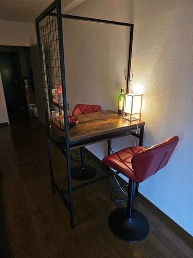 赤い椅子とカウンターテーブル