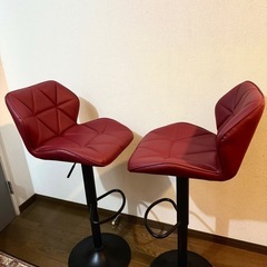 赤い椅子とカウンターテーブルの画像