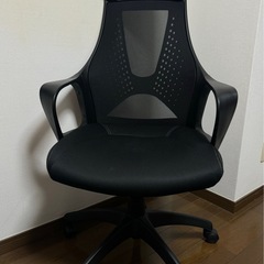 机とオフィスチェアの画像