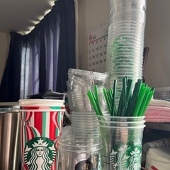 スタバ、ゴディバ、プラスチックカップ