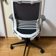 コクヨ　KOKUYO 肘ありオフィスチェアー　ベゼル　肘掛けの画像