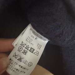 青色　ニットの画像