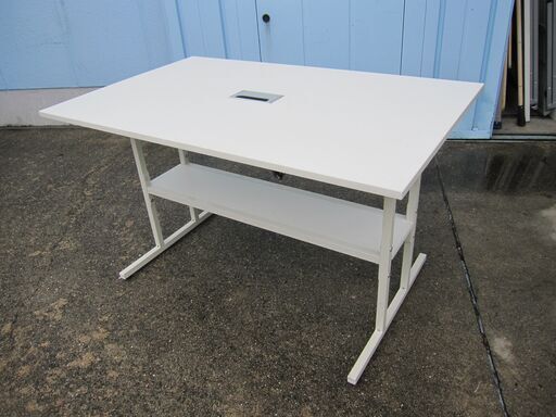 会議テーブル　ホワイト　配線ボックス（コンセント付き）付き　1200ｘ750ｘ700