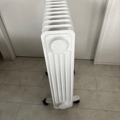アイリスオーヤマ ヒーター オイルヒーター 8畳 ウェーブ型 500W/700W/1200W 小型 コンパクト 温度調節可能 メカ式 コード収納 キャスター付き 足元 省エネ 暖房 POH-1210KS-W ホワイトの画像