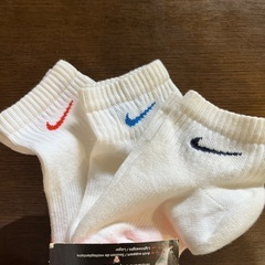 こども用のネクタイとサスペンダーと靴下の画像