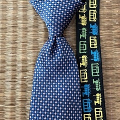 こども用のネクタイとサスペンダーと靴下の画像