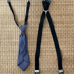 こども用のネクタイとサスペンダーと靴下の画像
