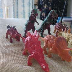 恐竜っぽい怪獣っぽいおもちゃの画像
