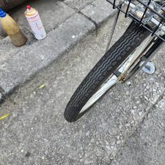 『ＳＡＬＥ　３０％』　折りたたみ自転車　２０インチ　6変速　カゴ　付き　黒　配達可能の画像