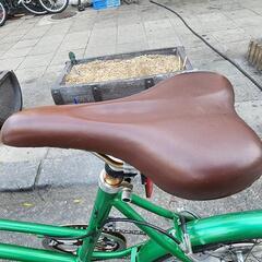 『ＳＡＬＥ　３０％』　ママチャリ　２０インチ　6変速　カゴ　付き　緑　配達可能の画像