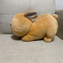うさぎ　ぬいぐるみ　高さ：約20cm 横幅：約33cm 奥行き：約18cmの画像