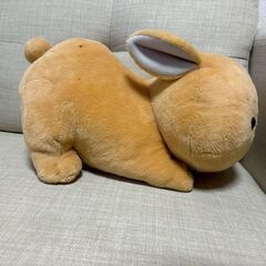 うさぎ　ぬいぐるみ　高さ：約20cm 横幅：約33cm 奥行き：約18cmの画像