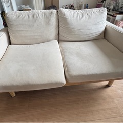 ふかふか2人掛けソファ◎ナチュラルカラーでお部屋に馴染みやすいです