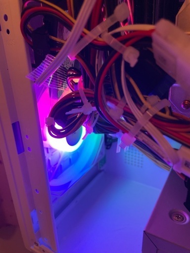 ゲーミングPC 白