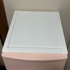 ピンクの4段プラスチック収納ケースの画像