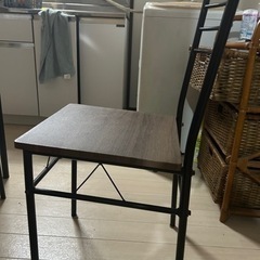 ダイニングテーブルと椅子2脚の画像
