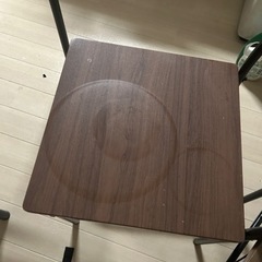 ダイニングテーブルと椅子2脚の画像