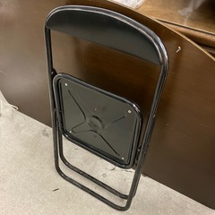T2506-284 パイプ椅子 折りたたみ ブラック キズ汚れサビ有りの画像