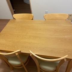 ダイニングテーブルの画像