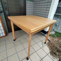 拡張式ダイニングテーブル（キャスター付き）の画像