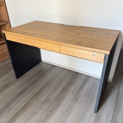木製デスクの画像