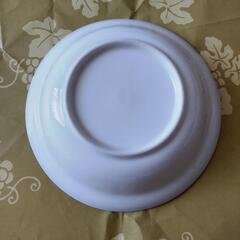 青いフチの器の画像