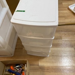 プラスチックキャビネット　服キャビネット2台の画像