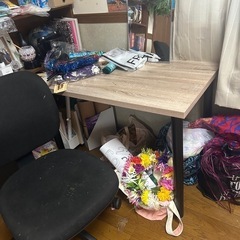 机と椅子