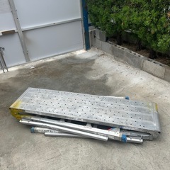 大型アルミ製伸縮脚付足場台、脚立  アルインコ CSR-150  の画像