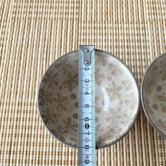 ベージュ花柄深め小鉢 2セットの画像