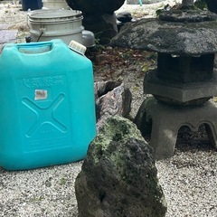 灯籠　庭石いろいろあります