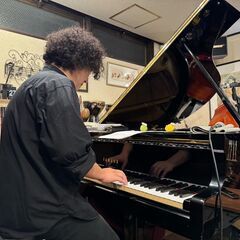 藤野 カフェカドナリ音楽教室　ピアノ・ドラム・ベース　個人１時間６０００円    藤野駅前　2025年7月生募集　　定員あり  早いもの勝ち！入会金無し　トッププロミュージシャン講師　の画像
