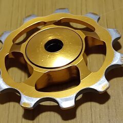 アルミ製セラミックベアリングプーリー 使用感あり　11T ゴールドの画像