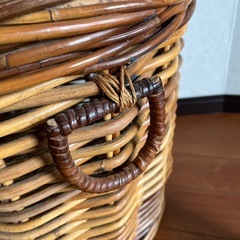 藤の大きな籠　　入れ物
の画像
