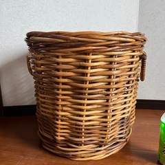 藤の大きな籠　　入れ物
の画像