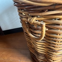 藤の大きな籠　　入れ物
の画像
