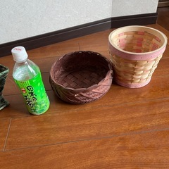 藤の籠や小物入れの画像