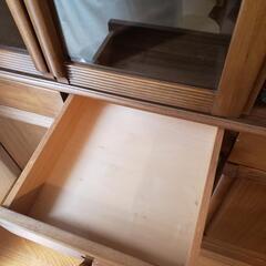 井口家具※木製ブラウン食器棚 ガラス扉付き　美品♪の画像