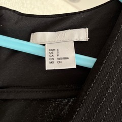 黒タイトワンピースの画像
