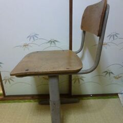 レトロ　学校の椅子の画像