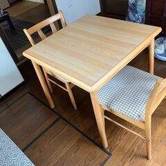 ダイニングテーブルとイス２脚セット