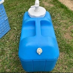 【災害対策に】キャンプ アウトドア用品 ウォータージャグ 折りたたみカゴ 2点セットの画像