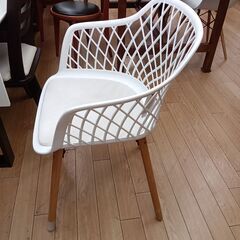 ★リユースのサカイつくば店★TK5699  チェア ホワイト H81×D45×W55 クリーニング済みの画像