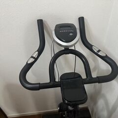 exercise bike 運動用の自転車、自転車型トレーニング機器の画像