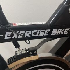 exercise bike 運動用の自転車、自転車型トレーニング機器の画像