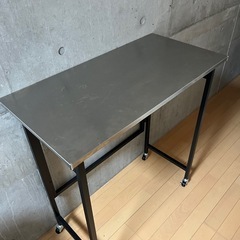 折りたたみできるカウンターテーブル
