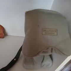 革で出来た、犬のねいぐるみ/カンガルーの革で出来たネームカードの画像